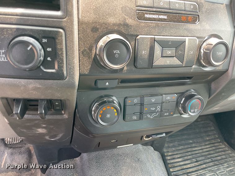 image for item DM0260 2018 Ford F250 Super Duty  SuperCab utility bed pickup truck