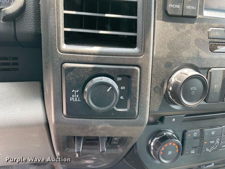 image for item DM0260 2018 Ford F250 Super Duty  SuperCab utility bed pickup truck