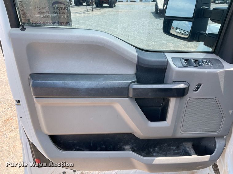 image for item DM0261 2017 Ford F350 Super Duty  SuperCab utility bed pickup truck