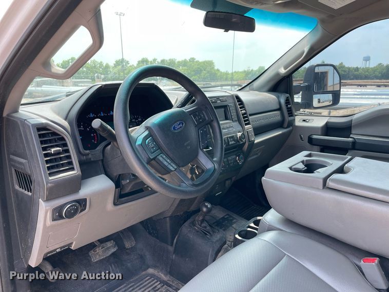 image for item DM0261 2017 Ford F350 Super Duty  SuperCab utility bed pickup truck