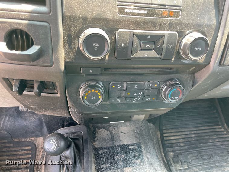 image for item DM0261 2017 Ford F350 Super Duty  SuperCab utility bed pickup truck