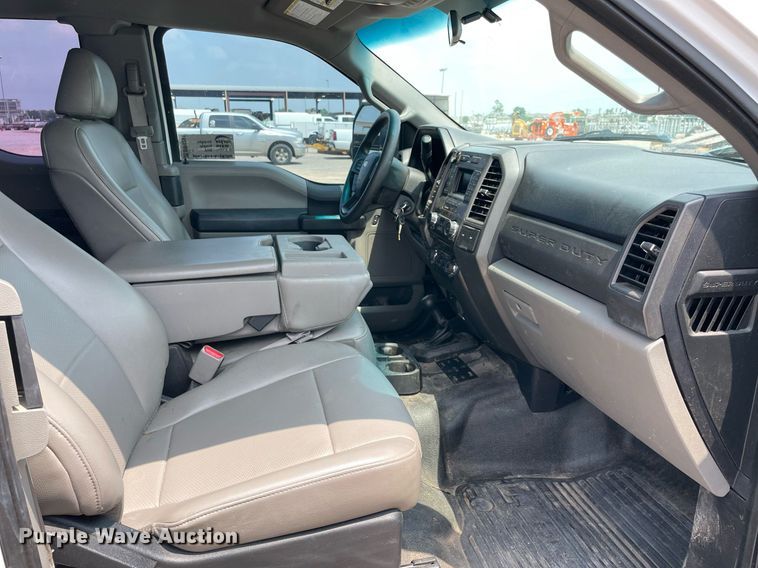 image for item DM0261 2017 Ford F350 Super Duty  SuperCab utility bed pickup truck