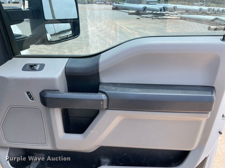 image for item DM0261 2017 Ford F350 Super Duty  SuperCab utility bed pickup truck