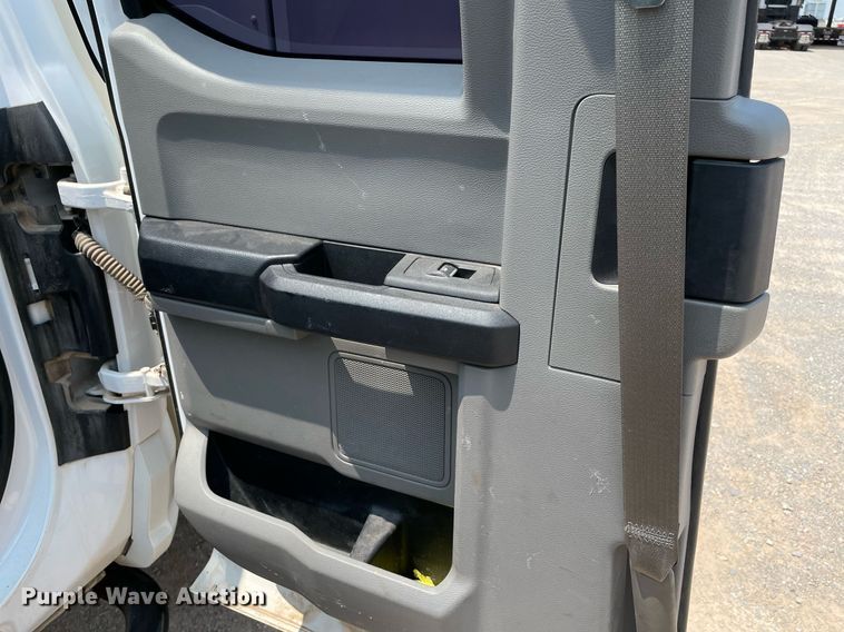 image for item DM0261 2017 Ford F350 Super Duty  SuperCab utility bed pickup truck