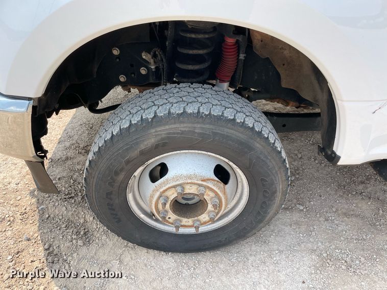 image for item DM0261 2017 Ford F350 Super Duty  SuperCab utility bed pickup truck