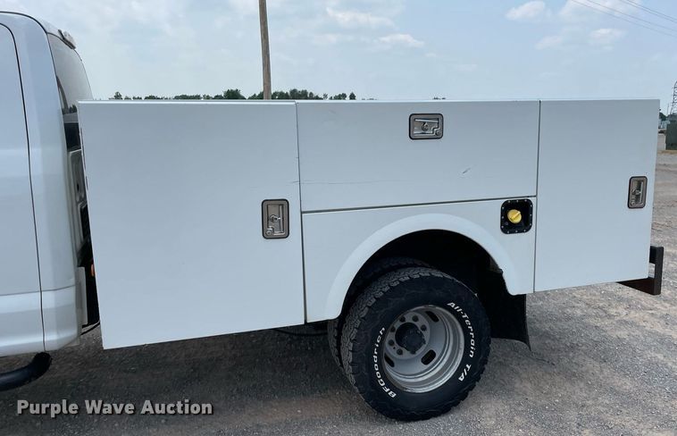 image for item DM0265 2017 Ford F350 Super Duty  SuperCab utility bed pickup truck