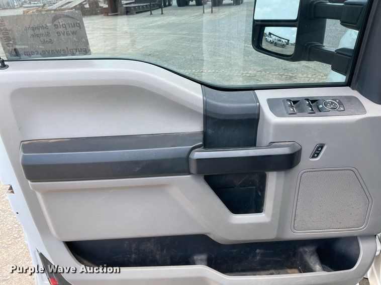 image for item DM0265 2017 Ford F350 Super Duty  SuperCab utility bed pickup truck