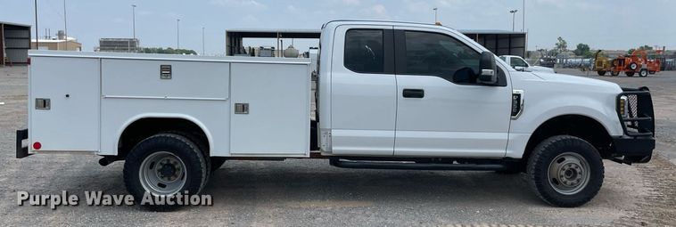 image for item DM0266 2018 Ford F350 Super Duty  SuperCab utility bed pickup truck