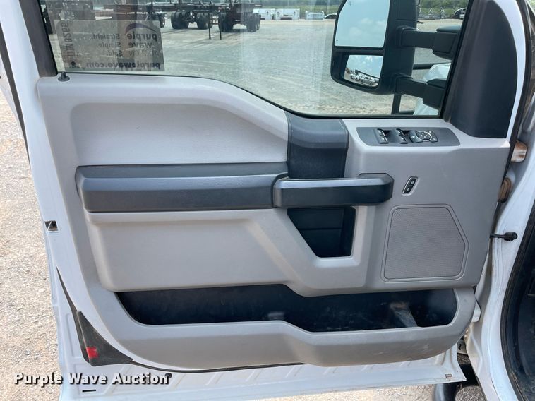 image for item DM0266 2018 Ford F350 Super Duty  SuperCab utility bed pickup truck