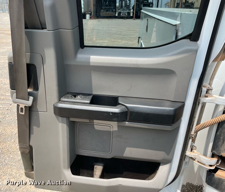 image for item DM0266 2018 Ford F350 Super Duty  SuperCab utility bed pickup truck