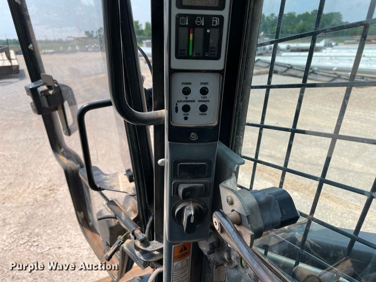 image for item DM0268 2013 New Holland C232  tracked skid steer loader