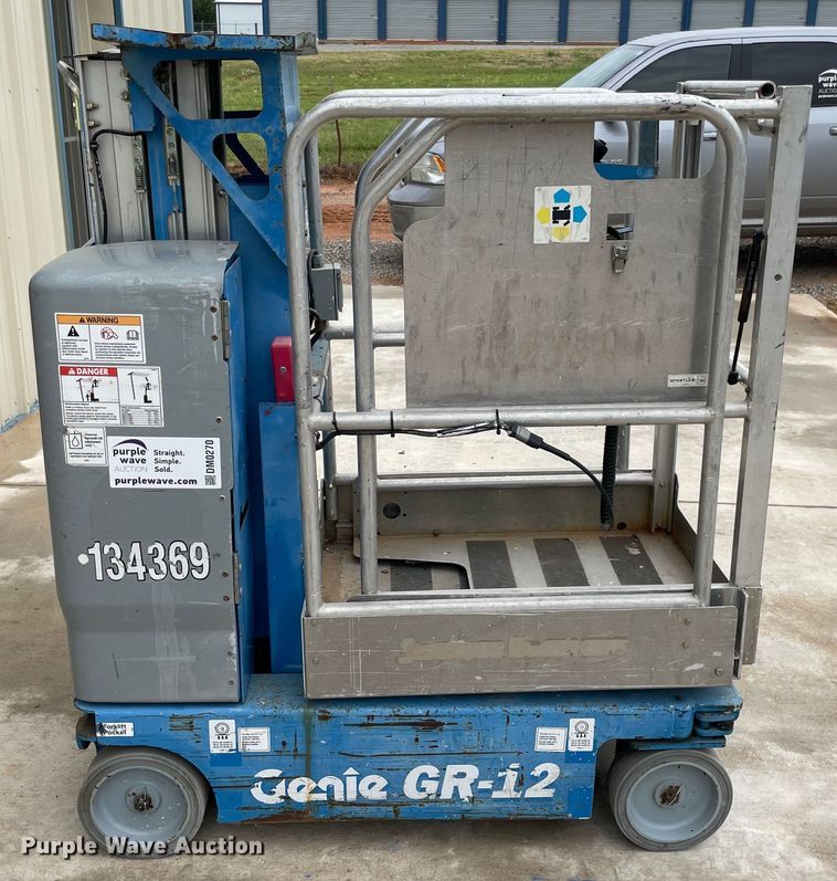 image for item DM0270 2014 Genie GR12  vertical lift