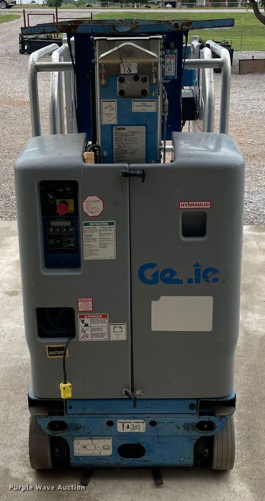 image for item DM0270 2014 Genie GR12  vertical lift