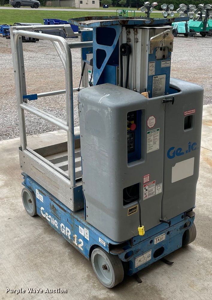 image for item DM0270 2014 Genie GR12  vertical lift