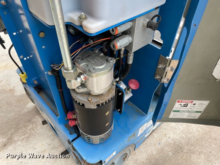 image for item DM0270 2014 Genie GR12  vertical lift