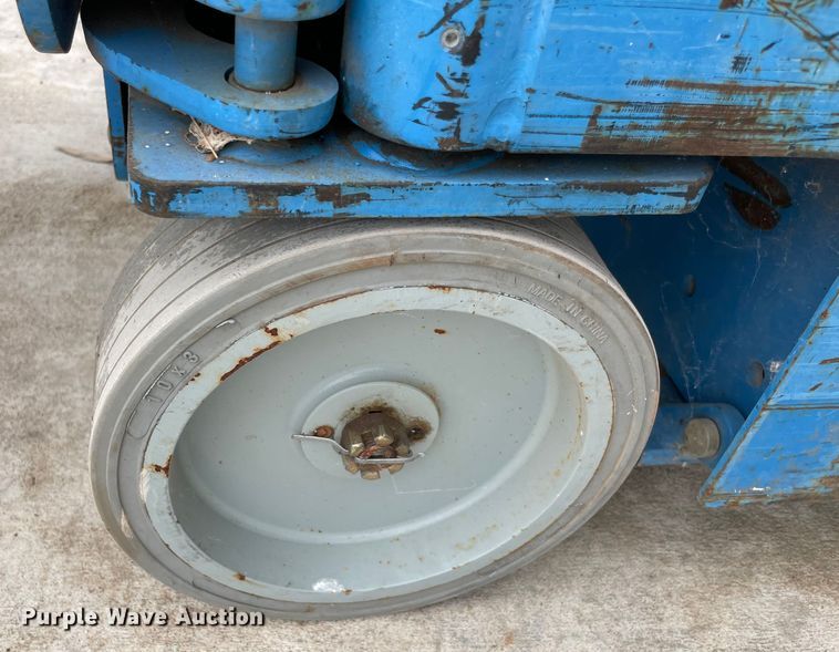 image for item DM0270 2014 Genie GR12  vertical lift