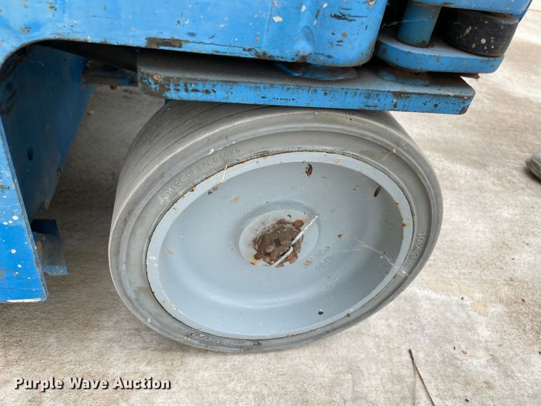 image for item DM0270 2014 Genie GR12  vertical lift