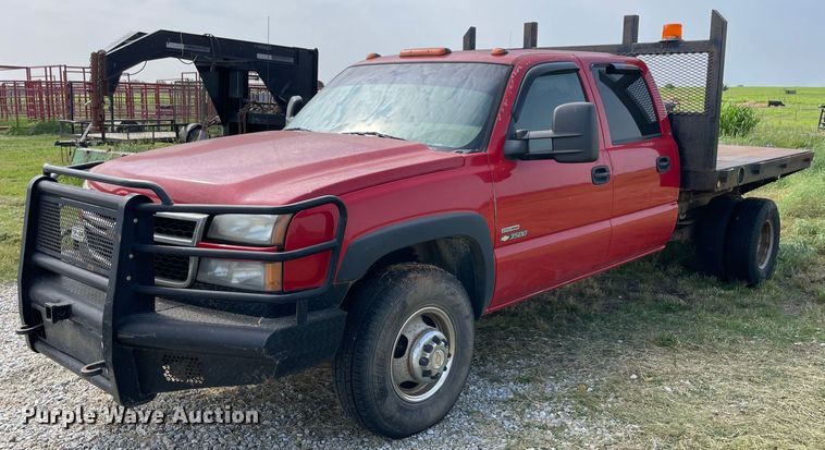image for item DM0276 2007 Chevrolet Silverado 3500  Crew Cab flatbed pickup truck