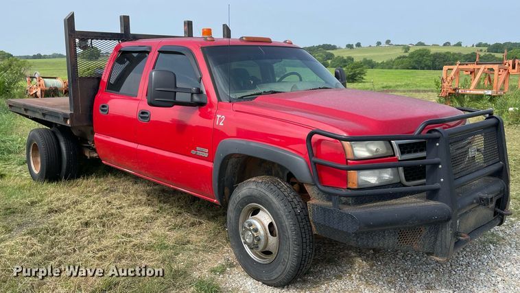 image for item DM0276 2007 Chevrolet Silverado 3500  Crew Cab flatbed pickup truck