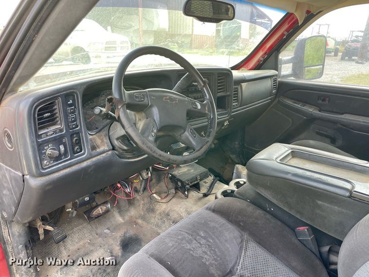 image for item DM0276 2007 Chevrolet Silverado 3500  Crew Cab flatbed pickup truck