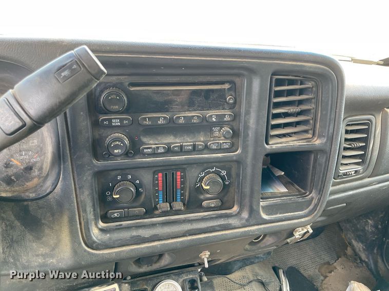 image for item DM0276 2007 Chevrolet Silverado 3500  Crew Cab flatbed pickup truck