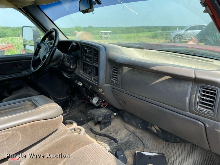 image for item DM0276 2007 Chevrolet Silverado 3500  Crew Cab flatbed pickup truck