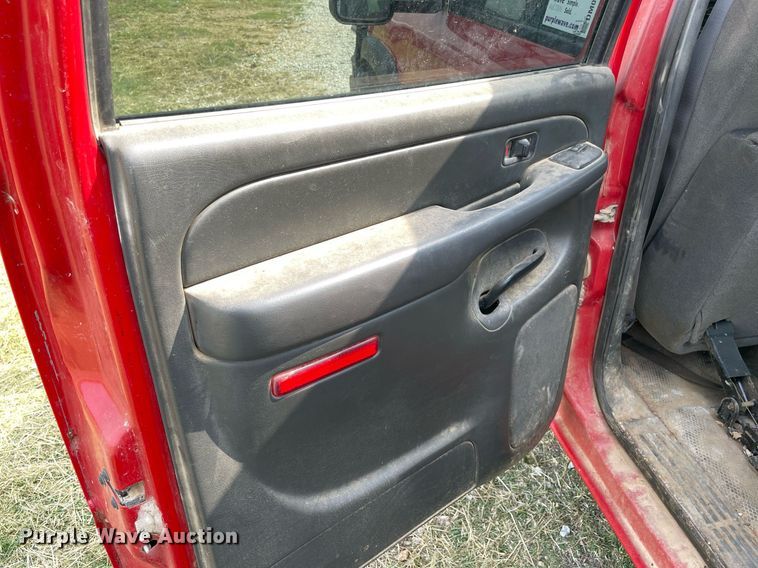 image for item DM0276 2007 Chevrolet Silverado 3500  Crew Cab flatbed pickup truck