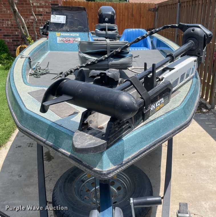 image for item DN4664 1990 Champion  boat