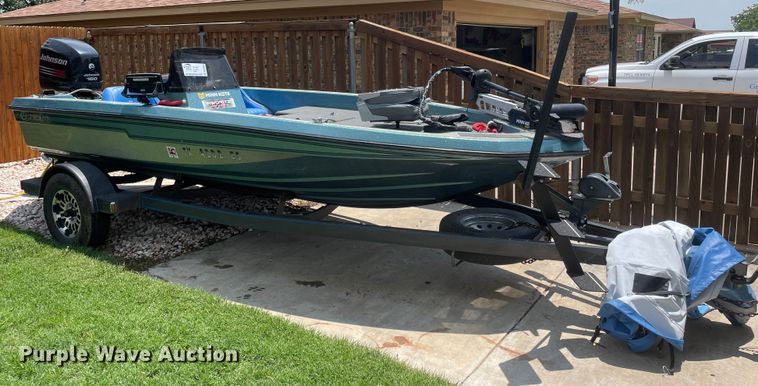 image for item DN4664 1990 Champion  boat