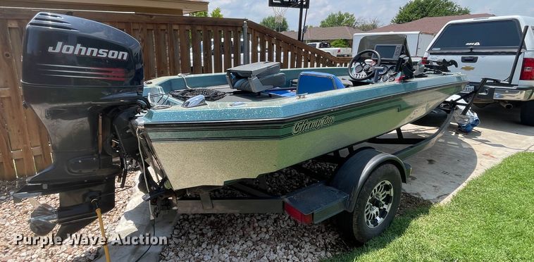 image for item DN4664 1990 Champion  boat