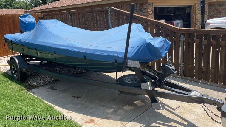 image for item DN4664 1990 Champion  boat