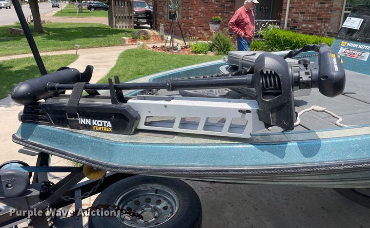 image for item DN4664 1990 Champion  boat