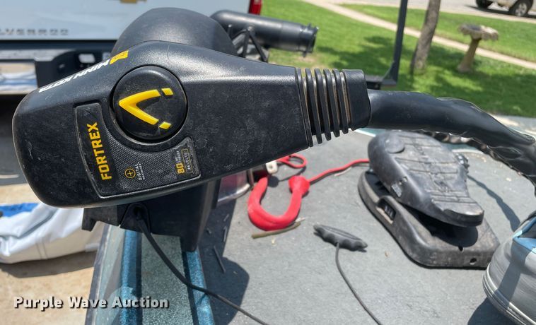 image for item DN4664 1990 Champion  boat