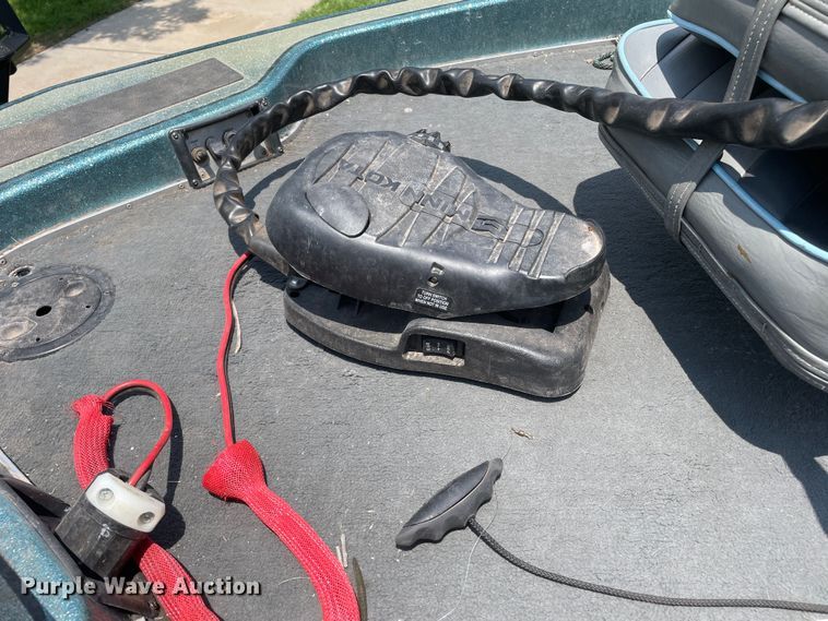 image for item DN4664 1990 Champion  boat