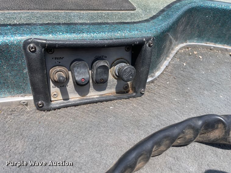 image for item DN4664 1990 Champion  boat