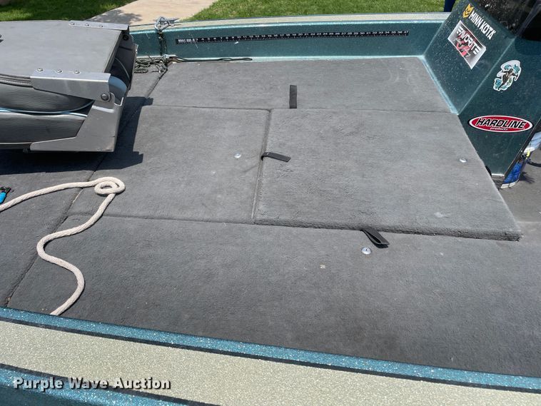 image for item DN4664 1990 Champion  boat