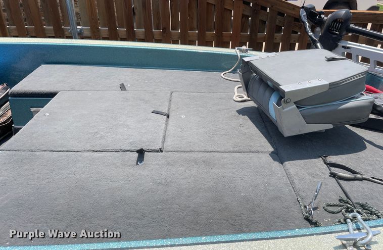 image for item DN4664 1990 Champion  boat