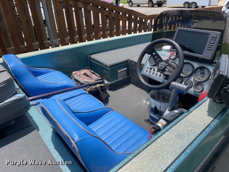 image for item DN4664 1990 Champion  boat