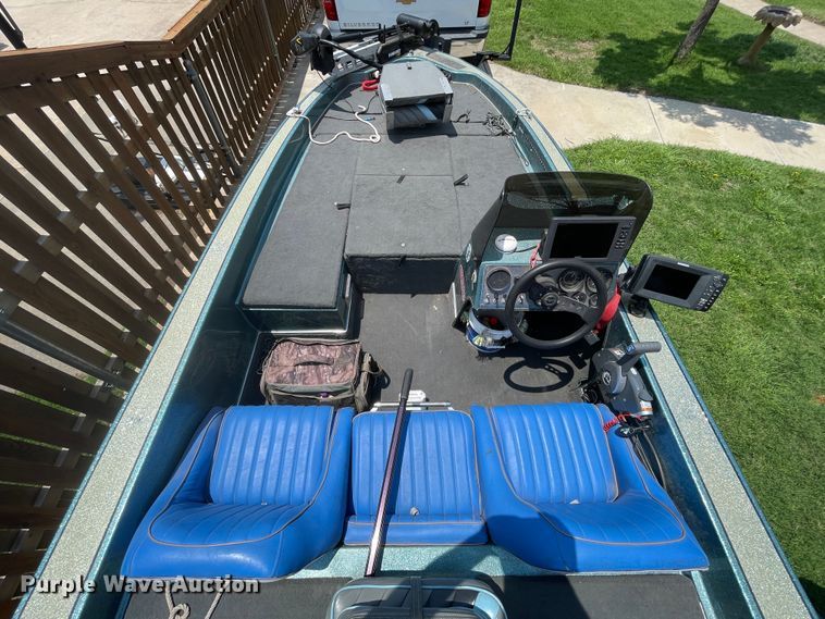 image for item DN4664 1990 Champion  boat