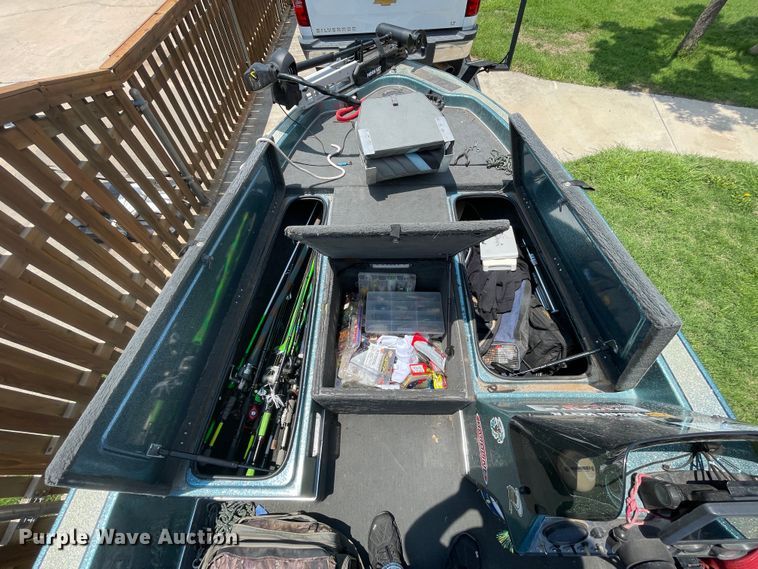 image for item DN4664 1990 Champion  boat