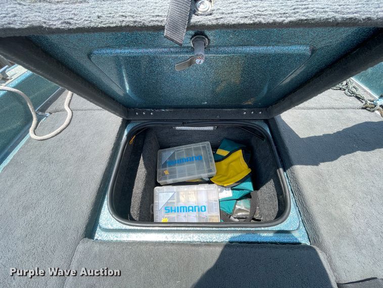 image for item DN4664 1990 Champion  boat