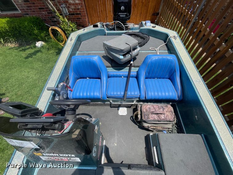 image for item DN4664 1990 Champion  boat