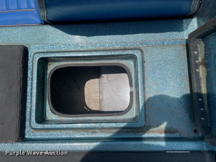 image for item DN4664 1990 Champion  boat