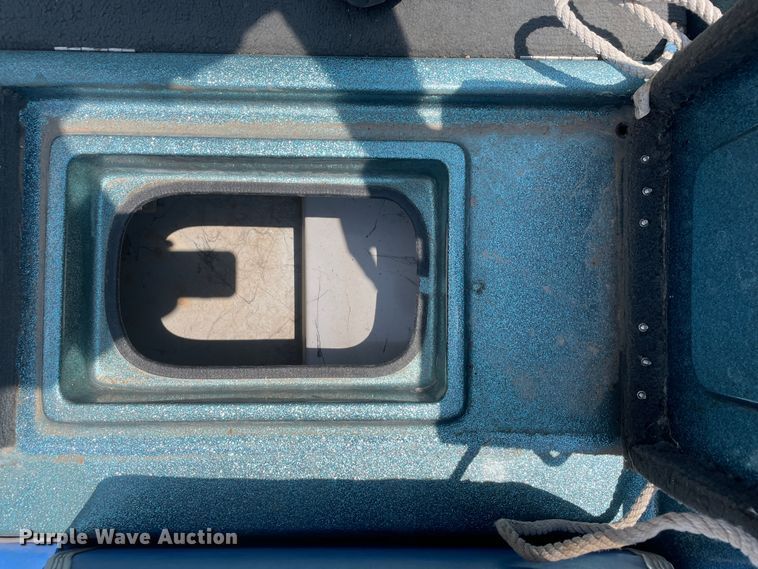 image for item DN4664 1990 Champion  boat