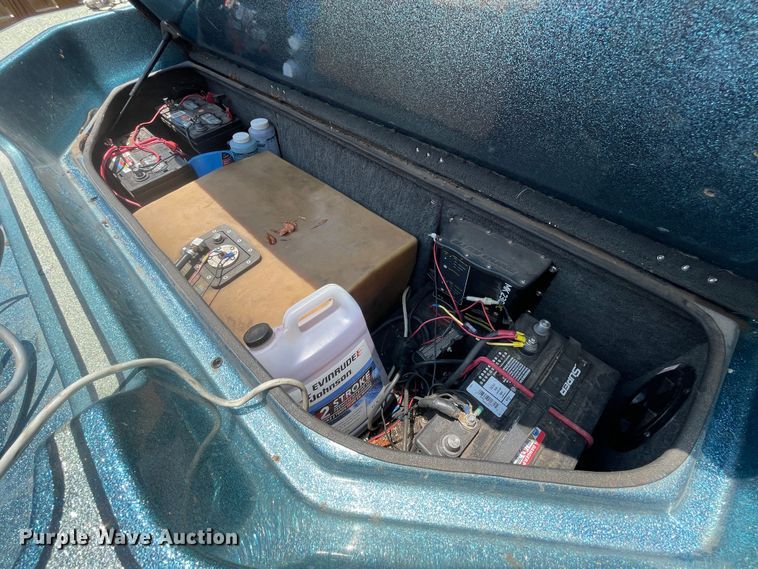 image for item DN4664 1990 Champion  boat