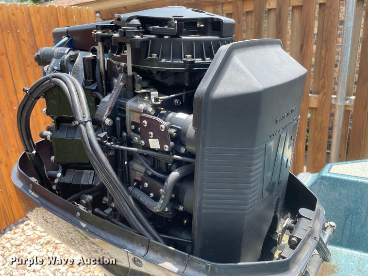 image for item DN4664 1990 Champion  boat