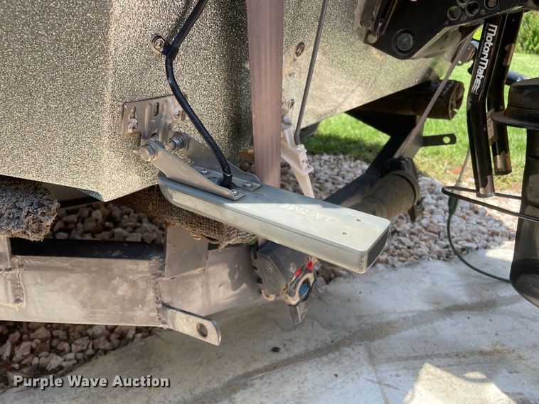 image for item DN4664 1990 Champion  boat