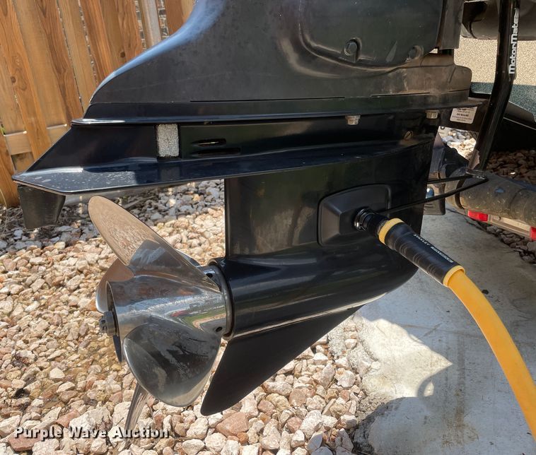 image for item DN4664 1990 Champion  boat