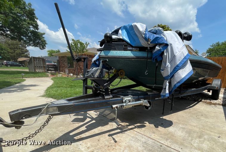 image for item DN4664 1990 Champion  boat