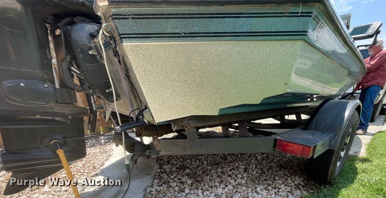 image for item DN4664 1990 Champion  boat